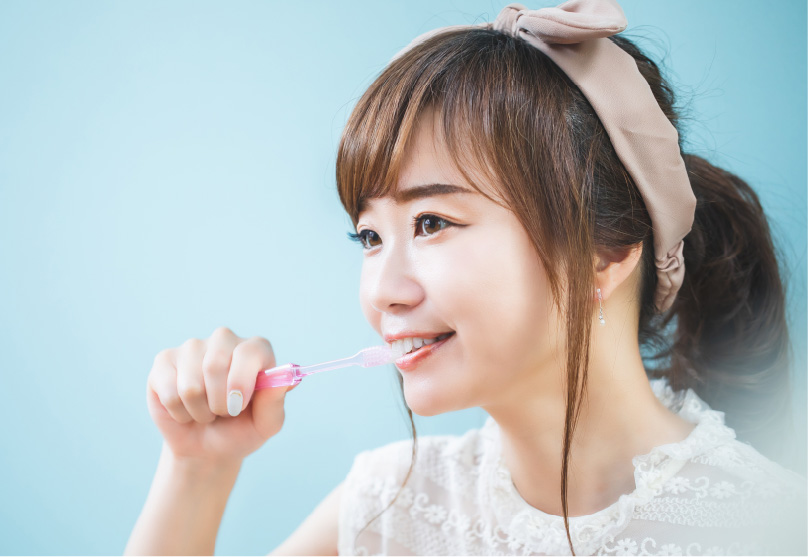 歯を磨いている女性