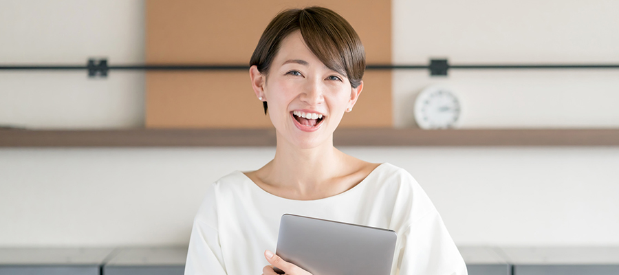 歯を見せて笑う女性